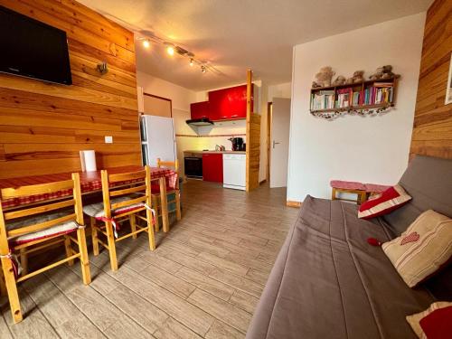 Il comprend un salon avec une table à manger et une cuisine. dans l'établissement Résidence les monts du soleil, à La Joue du Loup