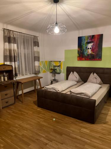 ein Wohnzimmer mit einem Sofa und einem Tisch in der Unterkunft Villa Kunterbunt in Knittelfeld