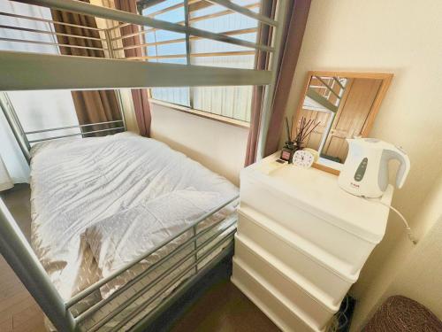- une chambre avec des lits superposés à côté d'une fenêtre dans l'établissement 1 Best location private room close to JR station!in JUJO shopping street, à Tokyo