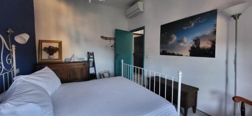Un pat sau paturi într-o cameră la Your seaside flat