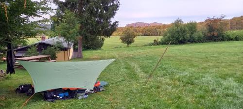 a green tent in the grass in a field at Einfachlosmachen-Zeltpunkt in Aulosen