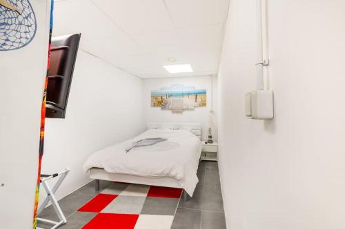 - une chambre avec un lit et un tapis rouge et blanc dans l'établissement Luxueux LOFT A 2 pas de la mer Évasion assurée en Bord Plage, à Toulon