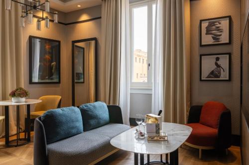 a living room with a couch and a table at Umiltà 36 in Rome