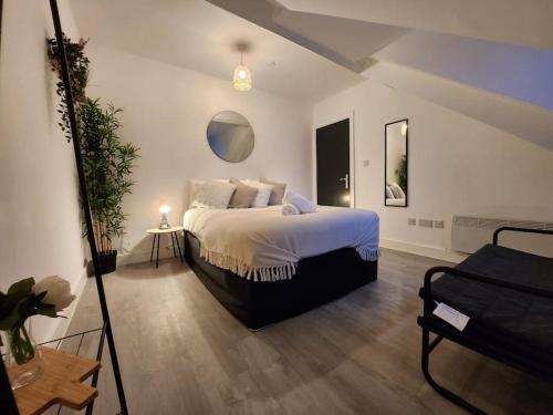 ApartHotel Flat 7: Keyless Entry. 10 min to centre by Property Promise في كارديف: غرفة نوم بسرير كبير في غرفة