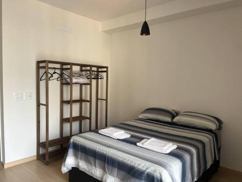 ein Schlafzimmer mit einem Bett mit zwei Handtüchern darauf in der Unterkunft Studio ao lado Allianz parque in São Paulo