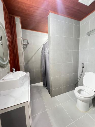 een badkamer met een toilet en een wastafel bij Villa Lourdes in Alaminos