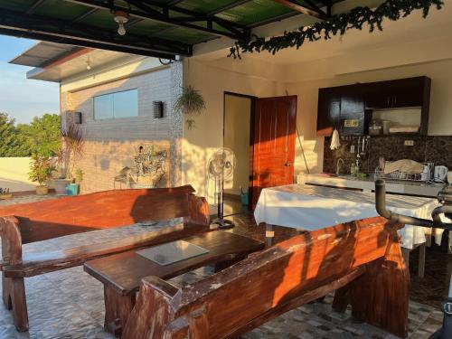 een slaapkamer met 2 houten banken en een bed bij Villa Lourdes in Alaminos