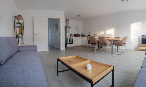 a living room with a couch and a table at Monteur- & Ferienoasen Ostfriesland in Rhauderfehn