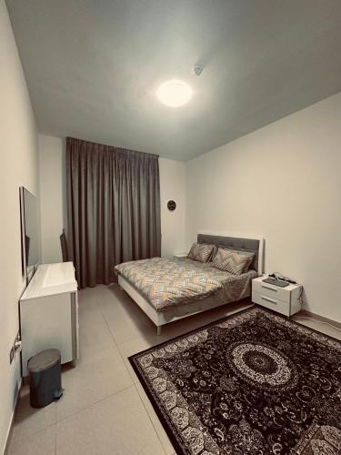 una camera con letto e tappeto di R F Homes Shared Apartment in Dubai a Dubai