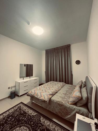 una camera con un letto e una televisione di R F Homes Shared Apartment in Dubai a Dubai