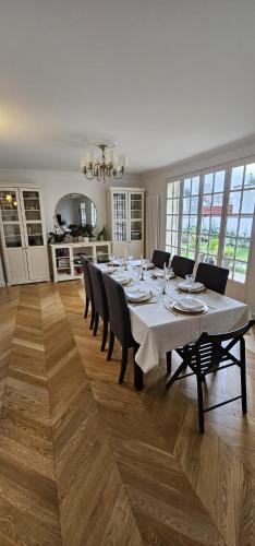 une salle à manger avec une longue table et des chaises dans l'établissement Maison cosy, RER direct PARIS et STADE DE FRANCE, proche ORLY, à Brunoy