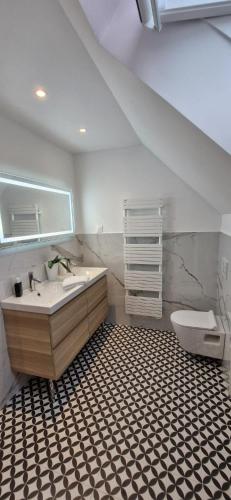 une salle de bain avec un lavabo et des toilettes dans l'établissement Maison cosy, RER direct PARIS et STADE DE FRANCE, proche ORLY, à Brunoy