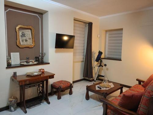 een woonkamer met een bank en een tafel bij Il nido di Ele in Stresa