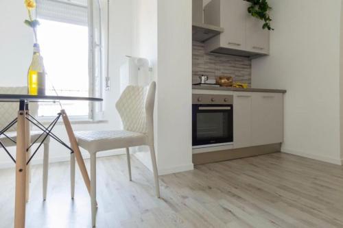 Kitchen o kitchenette sa One Flat/studio,Busto Arsizio[Center,with terrace]