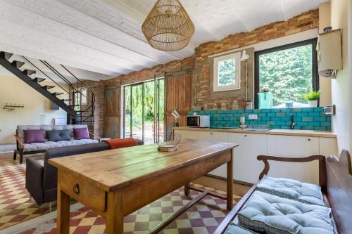 - une cuisine avec une table en bois dans une chambre dans l'établissement La maison du palefrenier, à Groslay