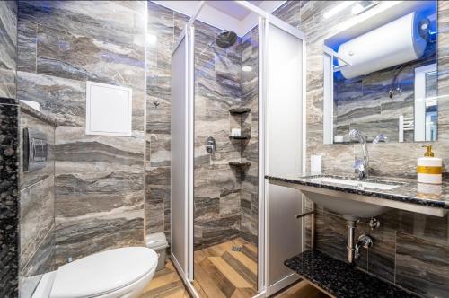 een badkamer met een toilet en een wastafel bij Azurro Residence in Sofia