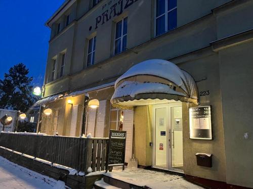 budynek ze śniegiem na przedniej stronie w obiekcie Penzion Prajzko, Hronov w mieście Hronov