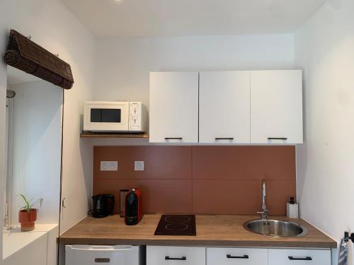 Dapur atau dapur kecil di Studio Moderne Cozy