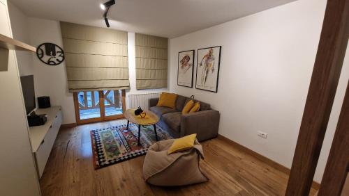 亞霍里納的住宿－Aparthotel Vučko Apartment Dado，客厅配有沙发和桌子