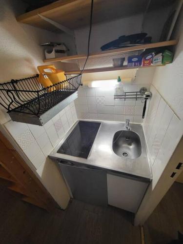 - une petite cuisine avec évier dans la chambre dans l'établissement Sybelles - Corbier - Studio Skis aux pieds, à Villarembert