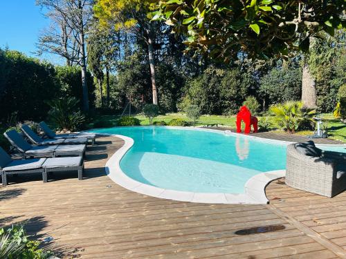 - une piscine avec des chaises longues et un boucher pour la cheminée dans l'établissement Villa Sunlight Mougins, à Mougins