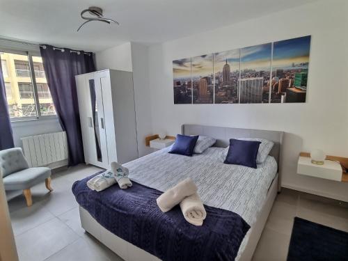une chambre avec un grand lit avec des serviettes dessus dans l'établissement Appartement T3 72m2 Rénové Vieux port Marseille, à Marseille