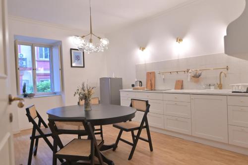 Una cocina con una mesa y sillas en una cocina. en Mediterranea Home Napoli, en Nápoles