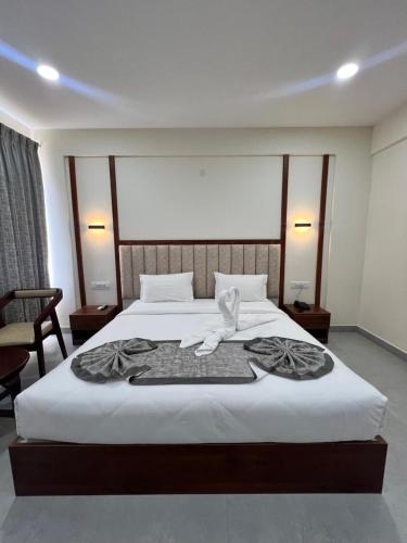 A bed or beds in a room at Vrishi Inn