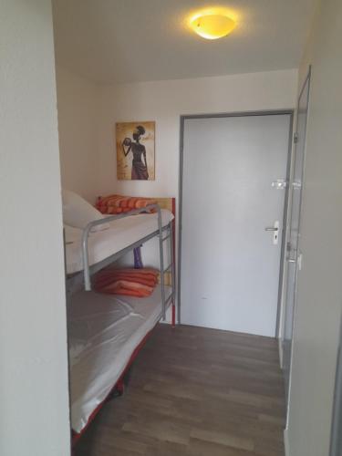 Cette chambre comprend 2 lits superposés et une porte coulissante. dans l'établissement A 3 minutes à pied de la plage, au Grau-du-Roi