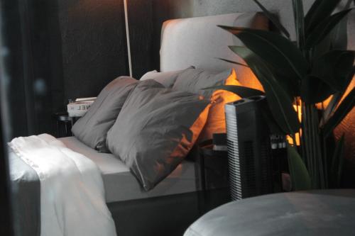 Postel nebo postele na pokoji v ubytování Studio Apartment-Avida Sucat Tower 9