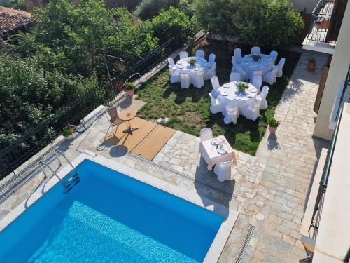 Bazén v ubytování Hotel Apollonia nebo v jeho okolí