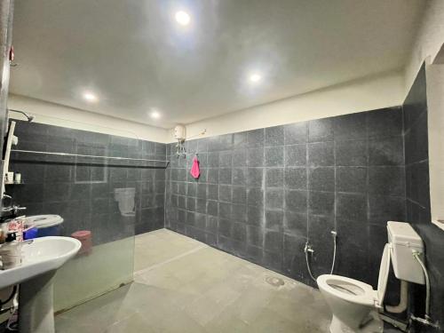 een badkamer met een toilet en een wastafel bij Move Inn- The suite in Dibrugarh