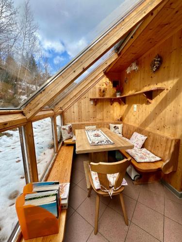 ein Zimmer mit einem Tisch und Stühlen in einer Hütte in der Unterkunft Umundumhütte in Katsch an der Mur