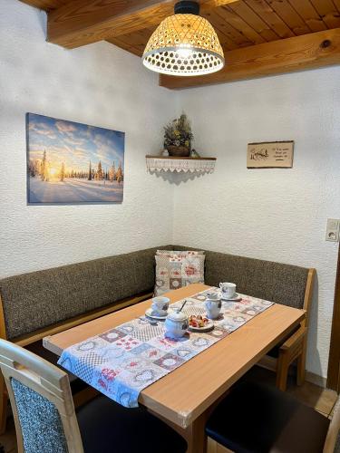 Ein Sitzbereich in der Unterkunft Umundumhütte