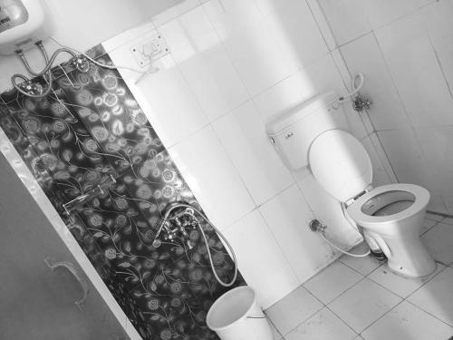 uma casa de banho com um WC e um chuveiro em Himalayas Youth Hostel Kempty Mussoorie em Mussoorie