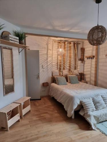 une chambre avec un grand lit dans une pièce dans l'établissement Studio l’eden, à Moulins