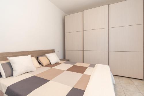 1 dormitorio con 1 cama y suelo a cuadros en La CORTE di GIO' 2, en Nave
