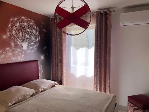 ein Schlafzimmer mit einem Bett und einem großen Fenster in der Unterkunft Très Joli T2 46 m2, Terrasse 32 m2, proche Remparts Avignon in Avignon