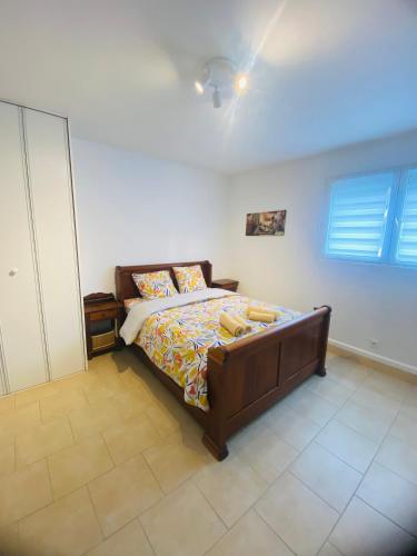 a bedroom with a bed in a room at La maison Girafe in Faverolles