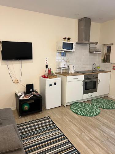 ein Wohnzimmer mit einer Küche mit weißen Geräten in der Unterkunft River Place in Porto