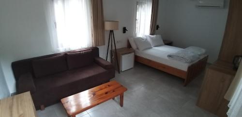Кровать или кровати в номере Lindos Pension
