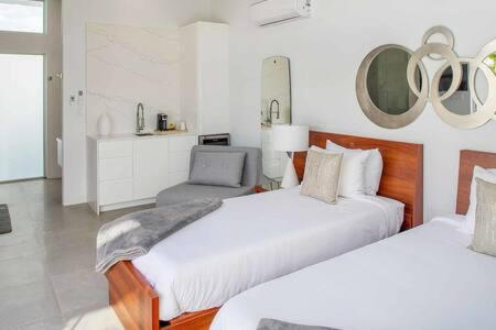 Cama o camas de una habitación en TOP Recommended Private Vacation Villa with Pool, Beach Access, Resort Amenities - White Villas v9