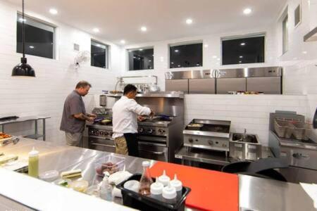 Una cocina o zona de cocina en TOP Recommended Private Vacation Villa with Pool, Beach Access, Resort Amenities - White Villas v9