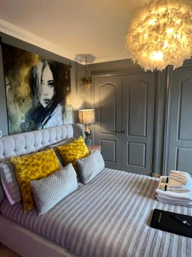 1 dormitorio con 1 cama con una pintura en la pared en Boutique Shrewsbury Rooms, en Shrewsbury