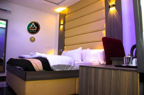 Ένα ή περισσότερα κρεβάτια σε δωμάτιο στο TRILLIONS HOTEL AND APARTMENT