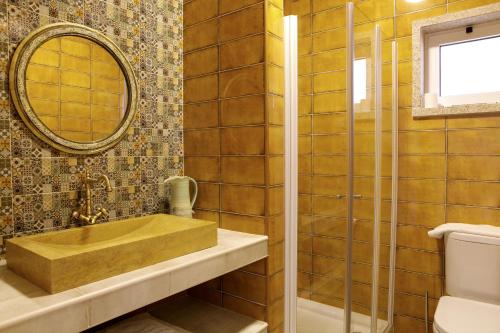 a bathroom with a sink and a mirror at Quinta da Caldeireira in Rosmaninhal