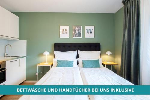 拜羅伊特的住宿－Apt Wahnfried Nr1 - Cityapartment mit Küche, Duschbad, Balkon, Parkplatz - zentral aber ruhig，一间卧室设有一张带绿色墙壁的床