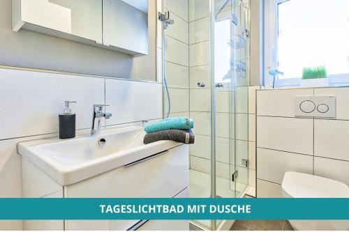 uma casa de banho com um lavatório e um chuveiro em Apt Wahnfried Nr1 - Cityapartment mit Küche, Duschbad, Balkon, Parkplatz - zentral aber ruhig em Bayreuth