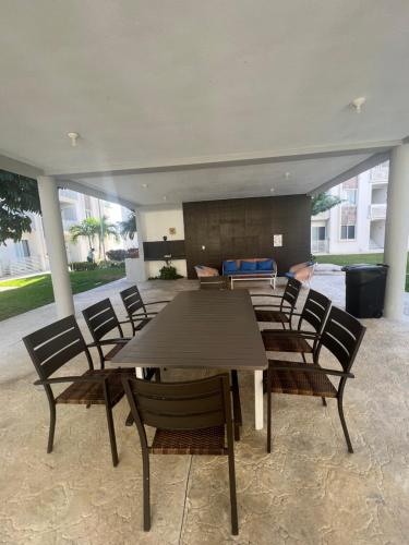 a group of tables and chairs in a patio at Departamento Blue Vacacional in Playa del Carmen