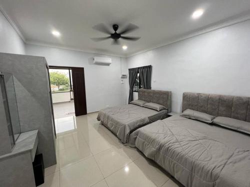 Ένα ή περισσότερα κρεβάτια σε δωμάτιο στο Sunlight Homestay Selandar Melaka